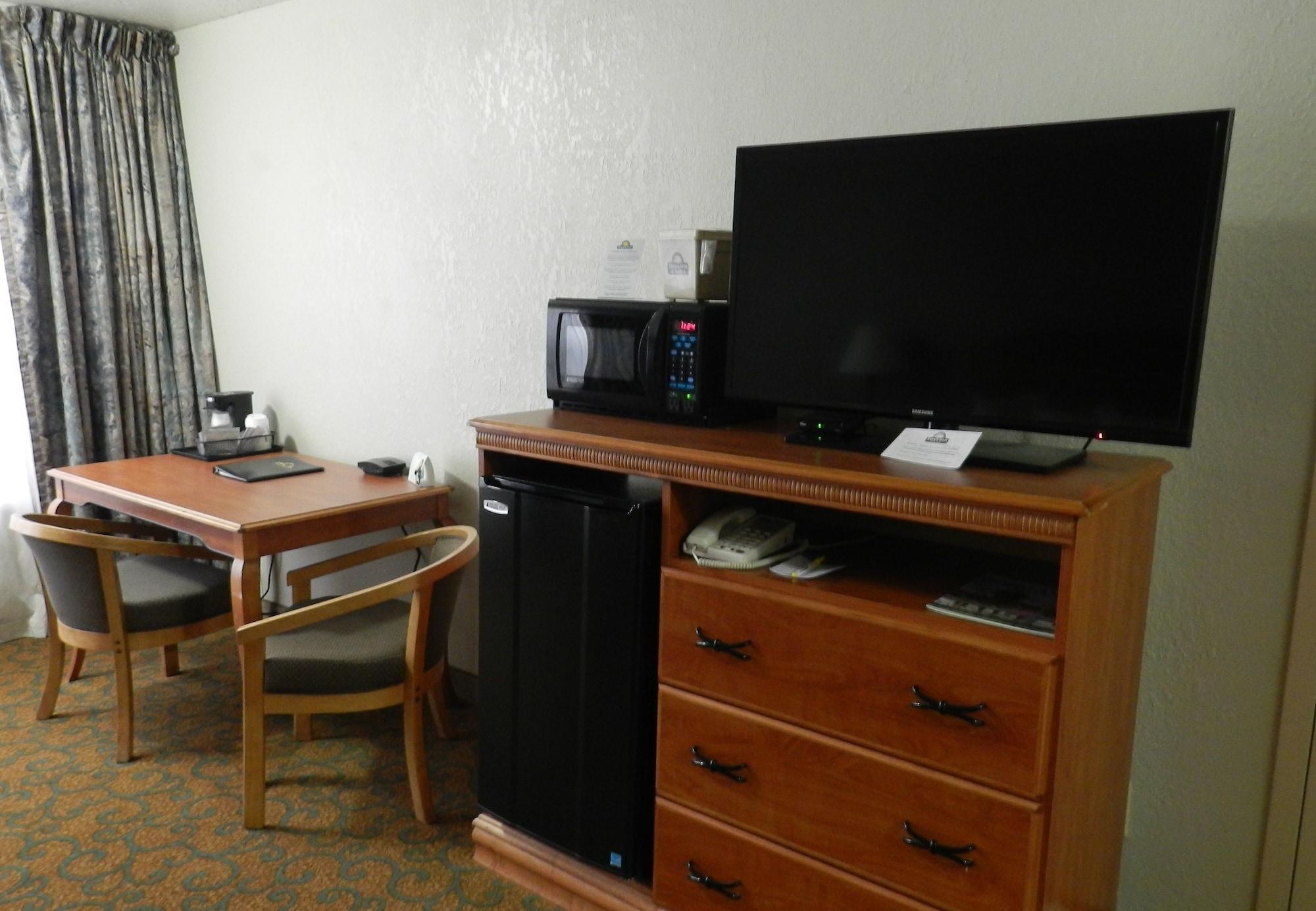 Clarion Pointe Downtown Hotel 3*