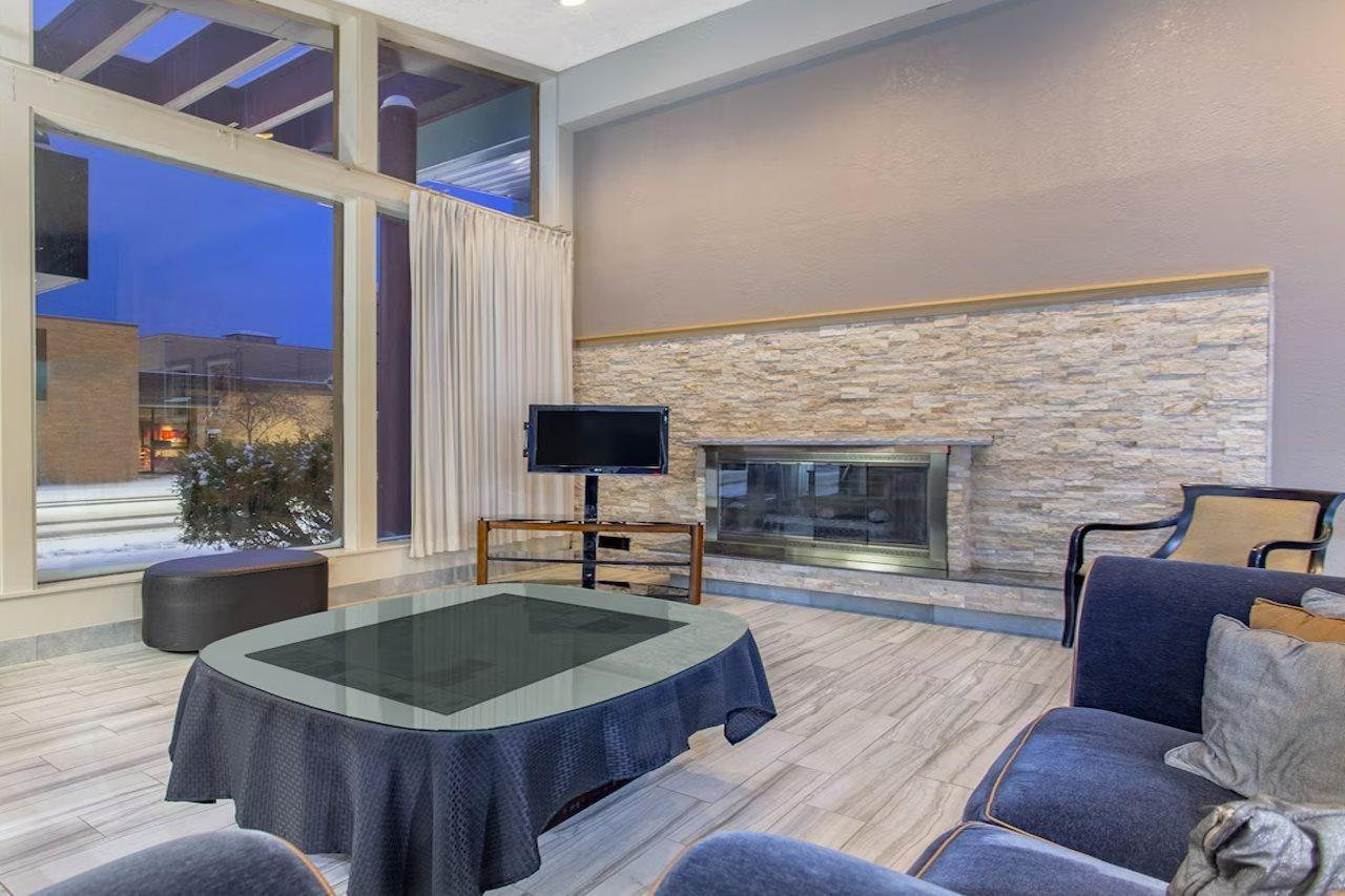 Clarion Pointe Downtown Hotel