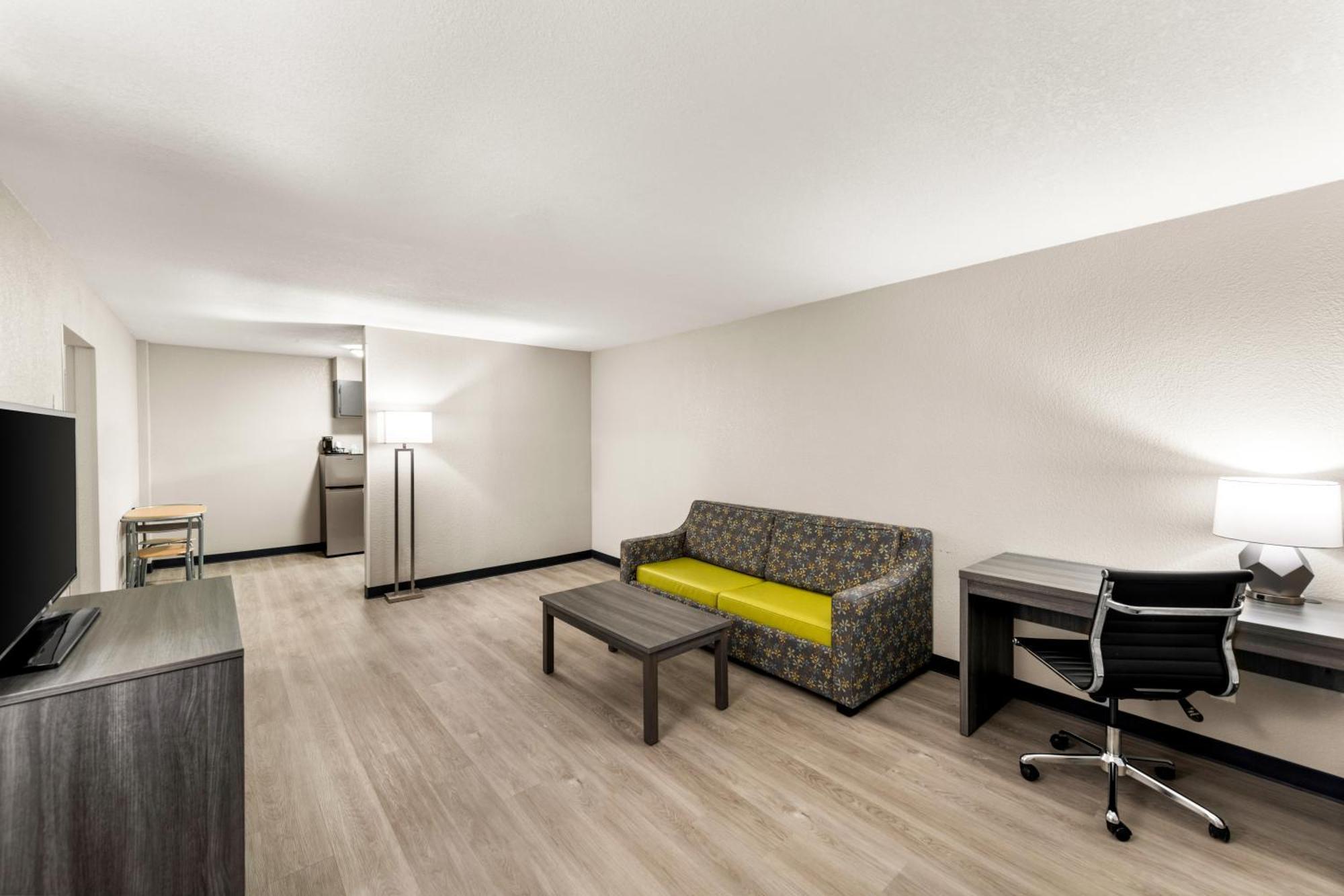 Hotel Clarion Pointe Downtown 3*