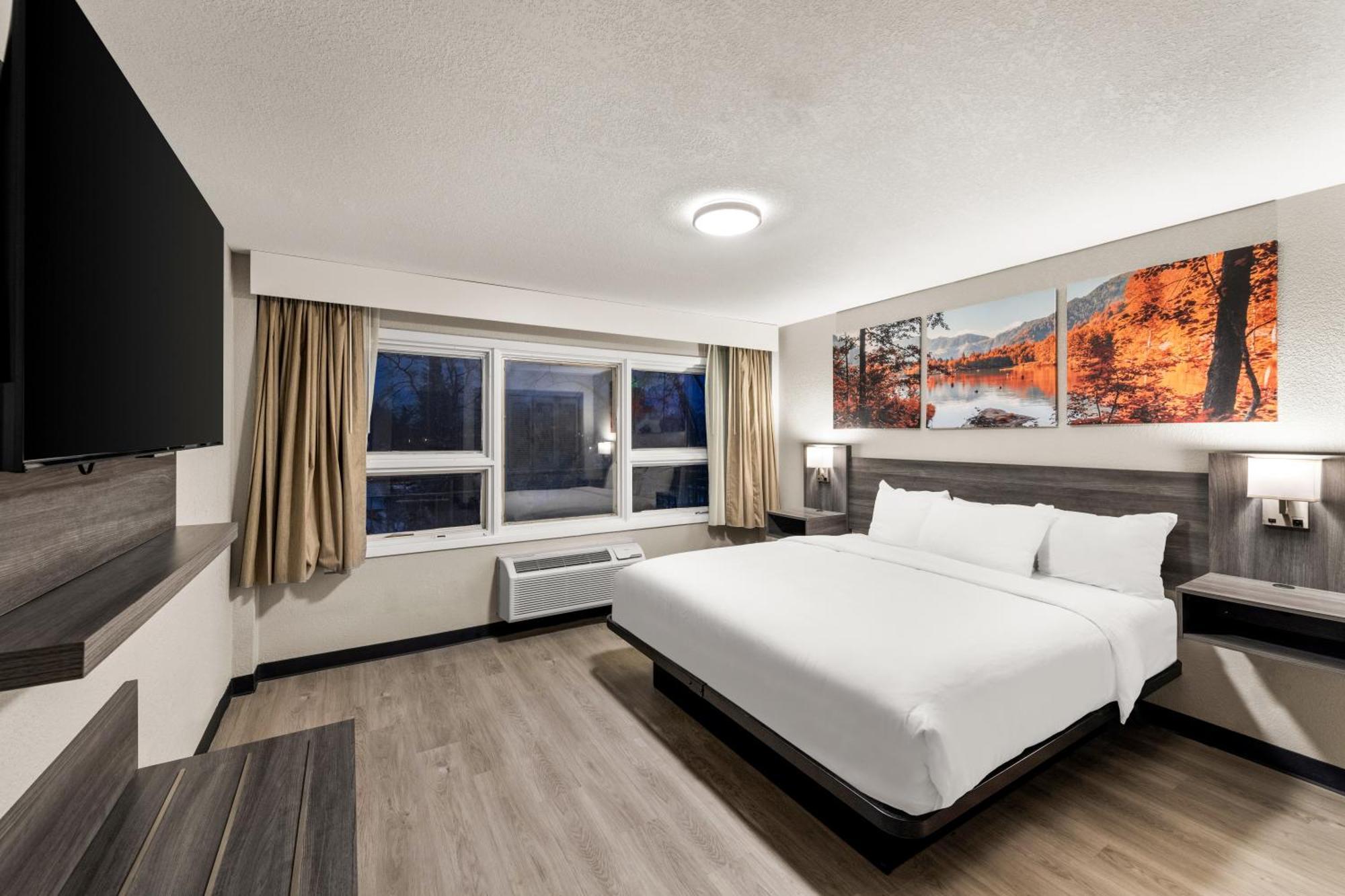 Clarion Pointe Downtown Hotel 3*