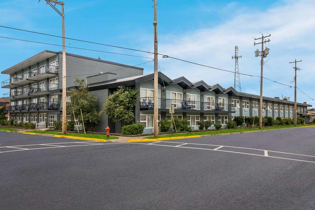 Clarion Pointe Downtown Hotel