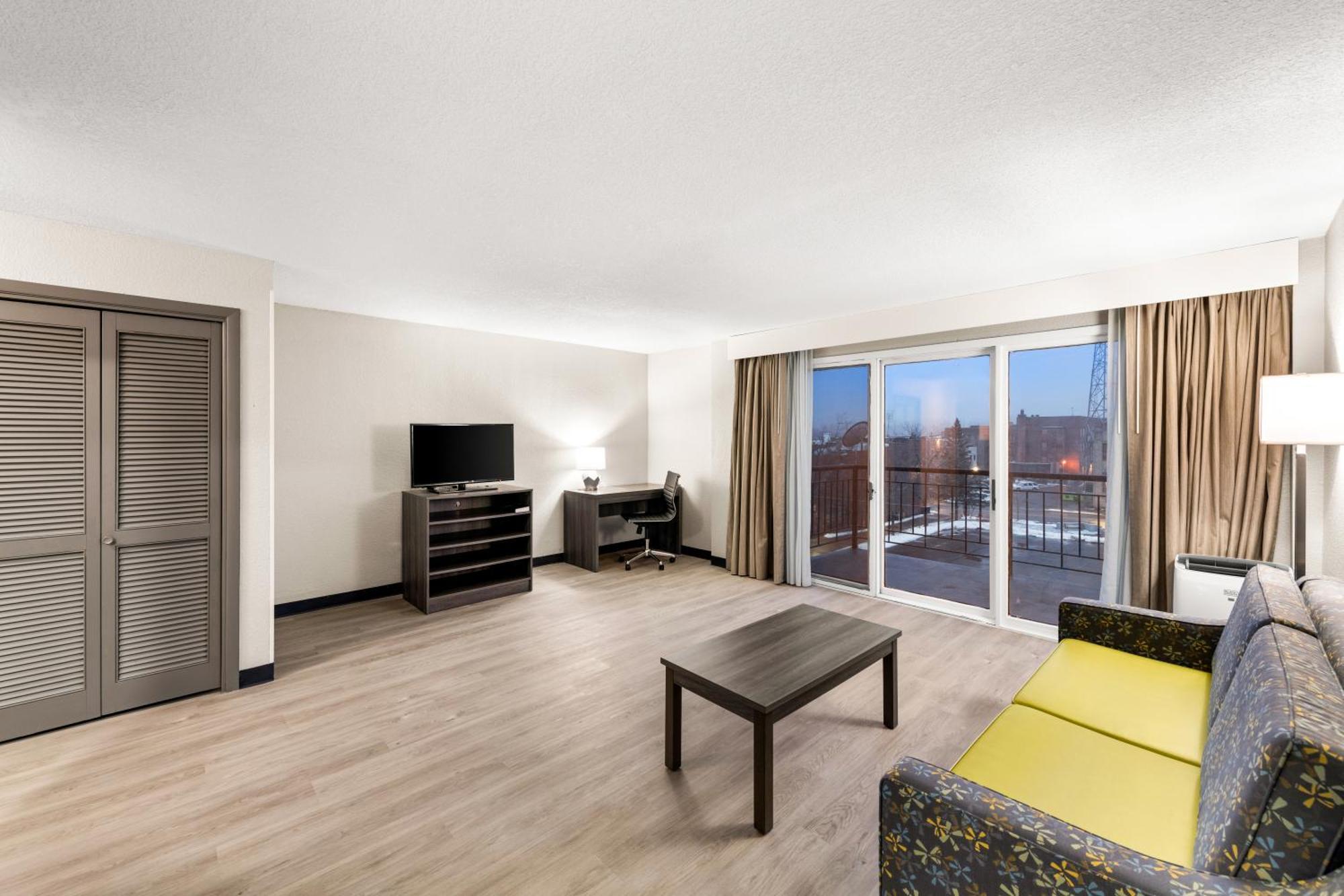 Clarion Pointe Downtown Hotel