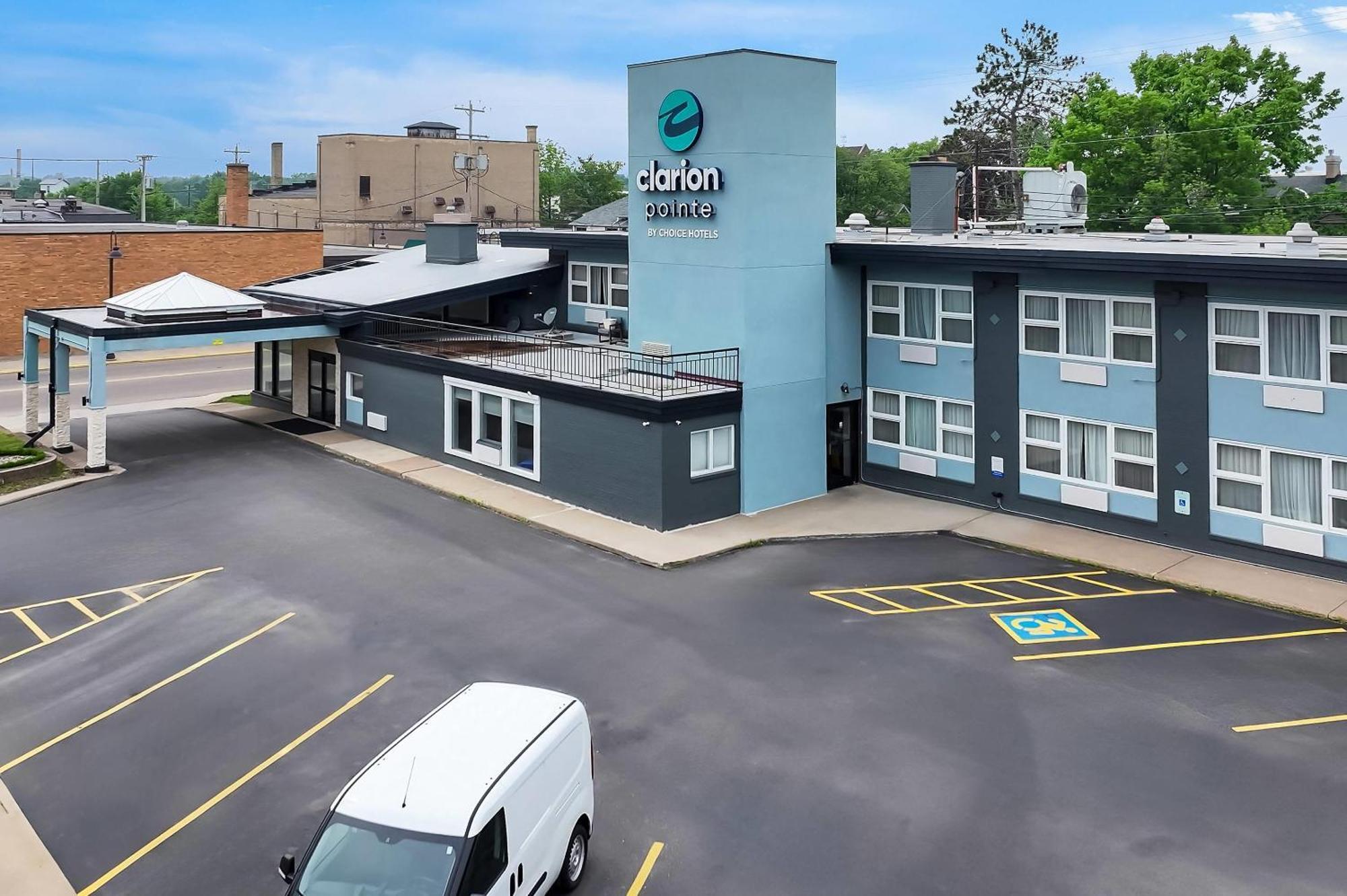 Clarion Pointe Downtown 3*